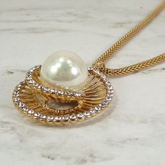 Pearl and crystal gold swirl pendant necklace with large white pearl - Picture 7 of 8
